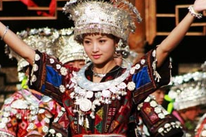 中国少数民族服装服饰展在意大利开幕